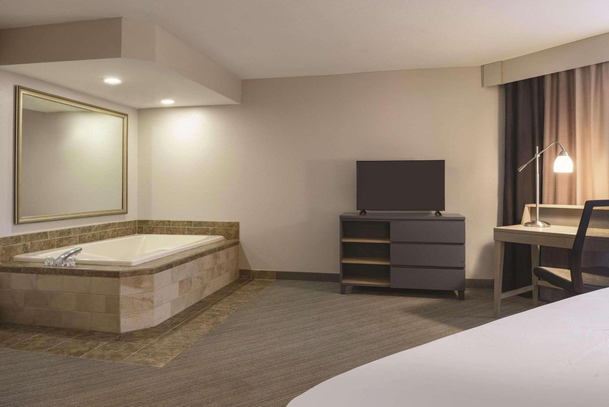 Country Inn & Suites By Radisson, Germantown, Wi Εξωτερικό φωτογραφία